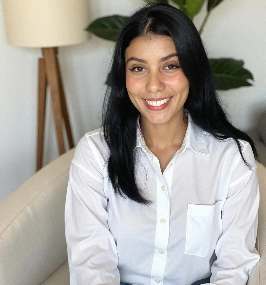 Júlia Machado Duque, psicóloga clínica, sorrindo em seu consultório
